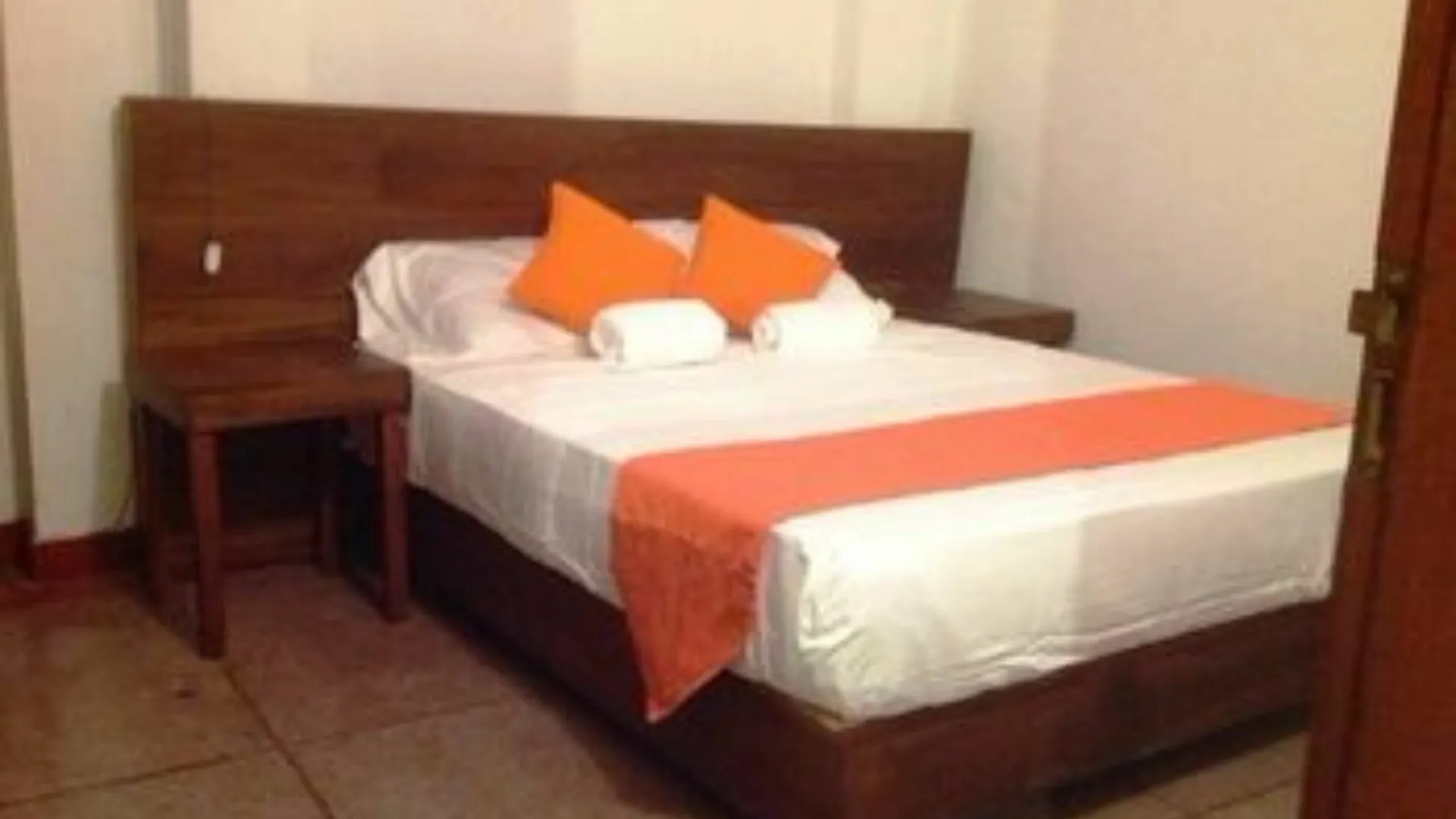קנדי Tree Breeze Inn בית הארחה
