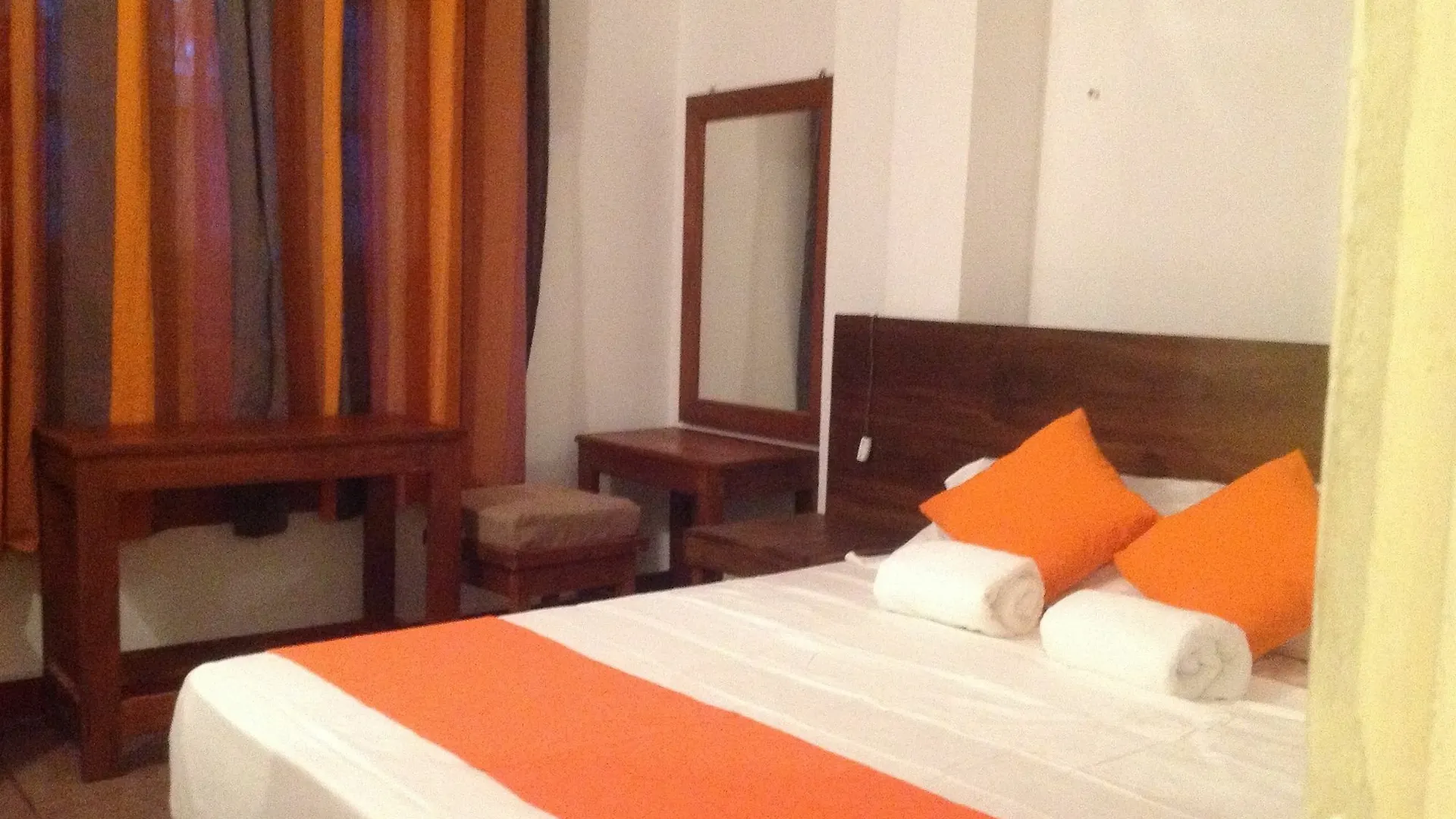 קנדי Tree Breeze Inn בית הארחה
